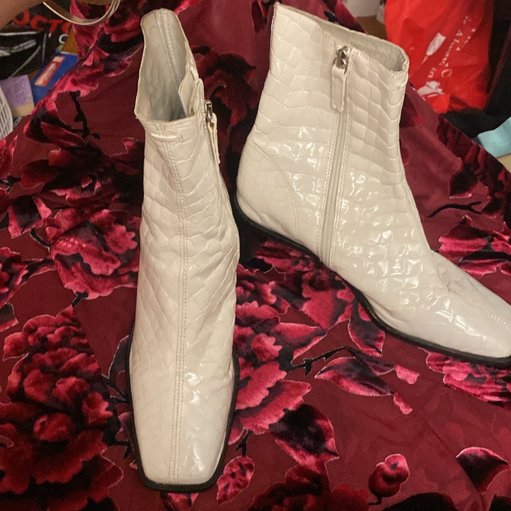 Topshop white embossed leather 38 boots Mod look vintage 60’s style Made Spain